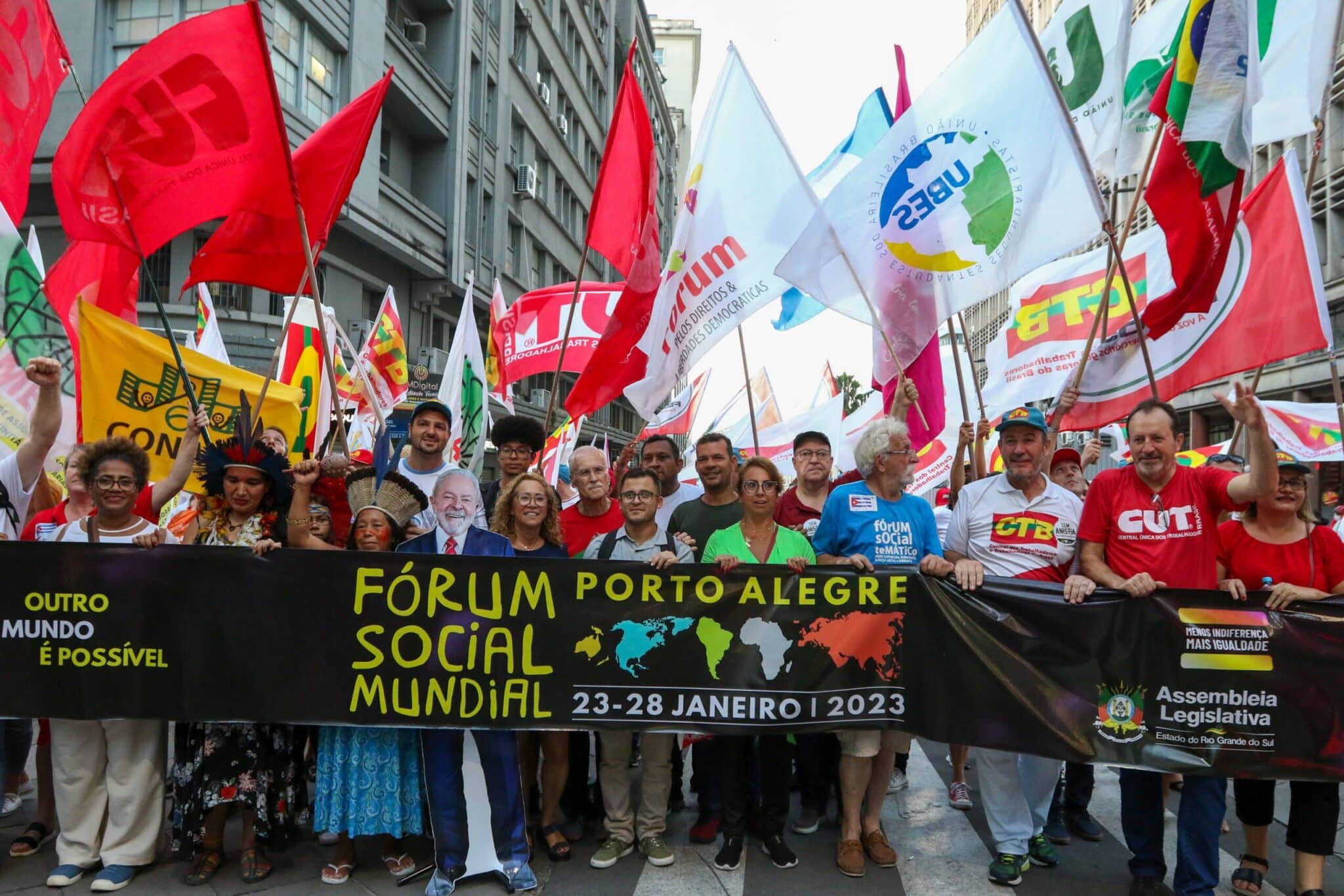 ativistas se reunem na marcha do forum social mundial em porto alegre scaled