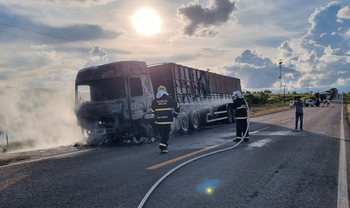 combatem incêndio em carreta na MT 208 (Foto: Corpo de Bombeiros)