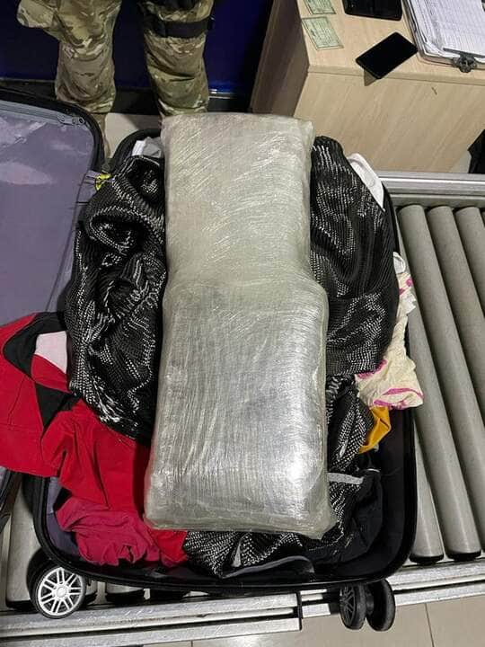 policia federal prende homem e apreende drogas em aeroporto