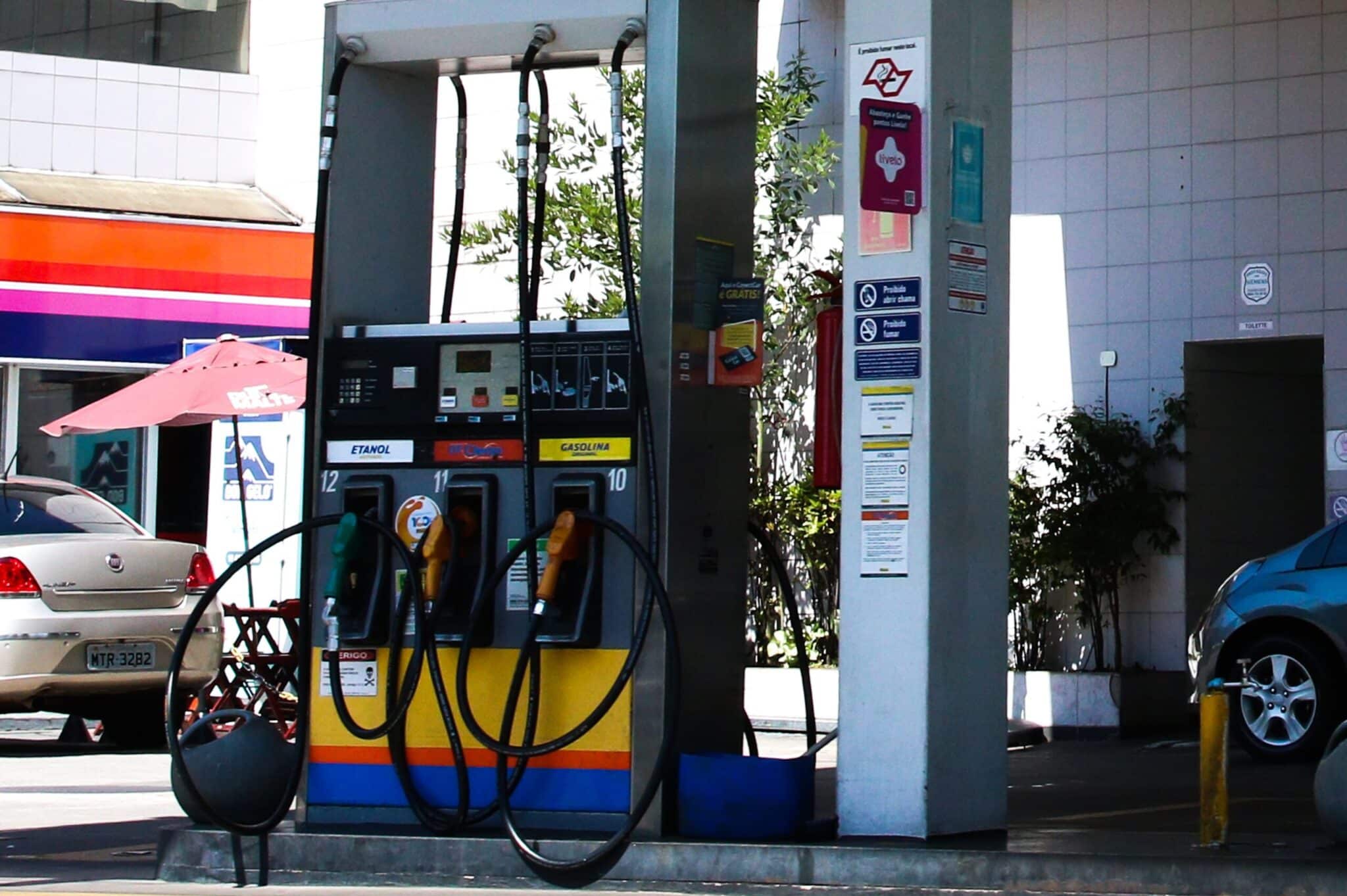preco de combustiveis tem queda nos postos de gasolina diz anp scaled