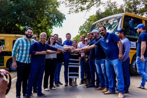 prefeitura de sorriso entrega 15 onibus novos para a frota escolar municipal