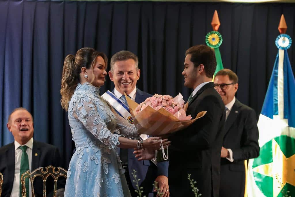 primeira dama de mt classifica posse para segundo mandato do governador mauro mendes como memoravel