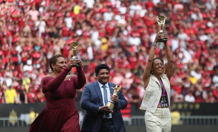 rei pele e homenageado na final da supercopa betano do brasil 2023