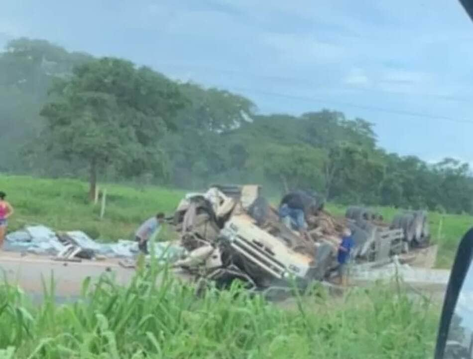 Motorista morre após tombar carreta em Rondonópolis