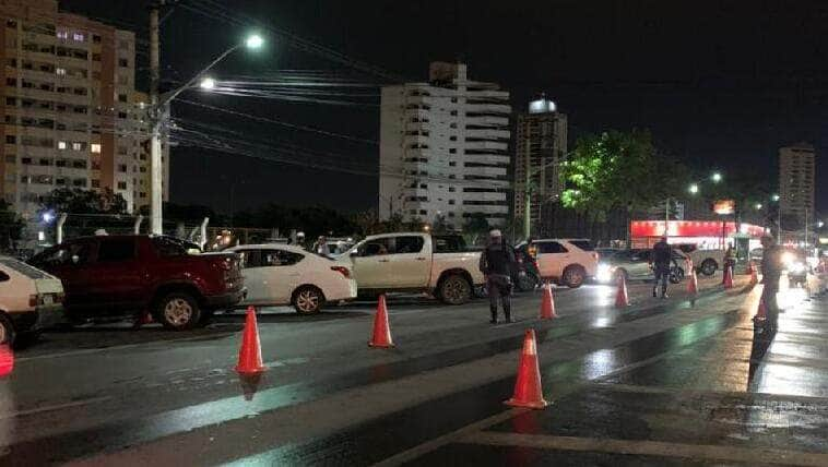 tres motoristas sao presos por embriaguez ao volante e 15 veiculos sao removidos em cuiaba