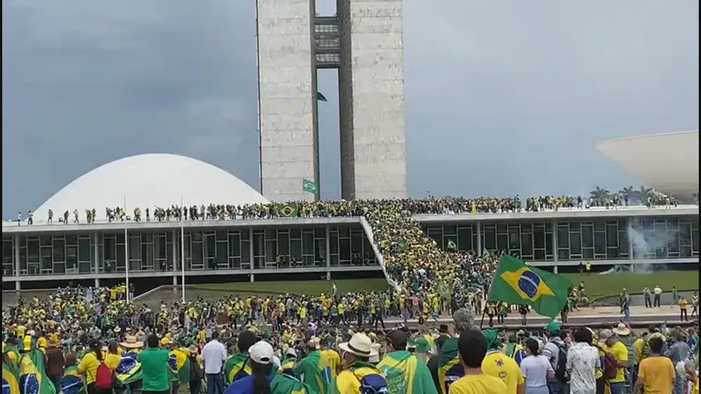 Terroristas bolsonaristas invadem Congresso Nacional, Palácio do Planalto e STF, em Brasília