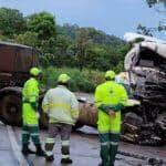 O motorista do caminhão morreu ainda no local. A Polícia Rodoviária Federal (PRF) acionou a Polícia Civil e Instituto Médico Legal (IML), que já estão no local.