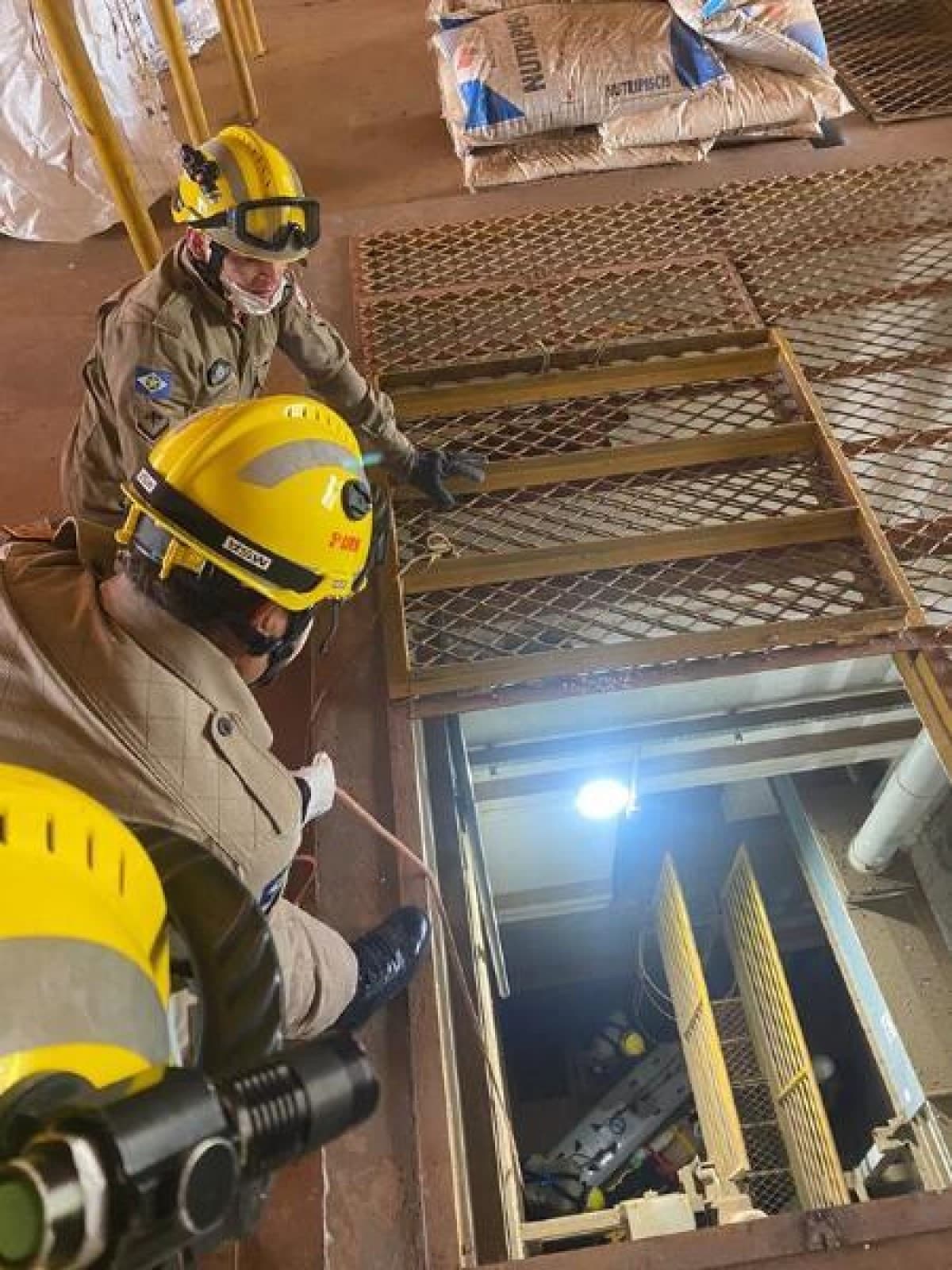 Bombeiros resgatam trabalhador que caiu em fosso de elevador de 12 metros de altura em Nova Mutum/MT