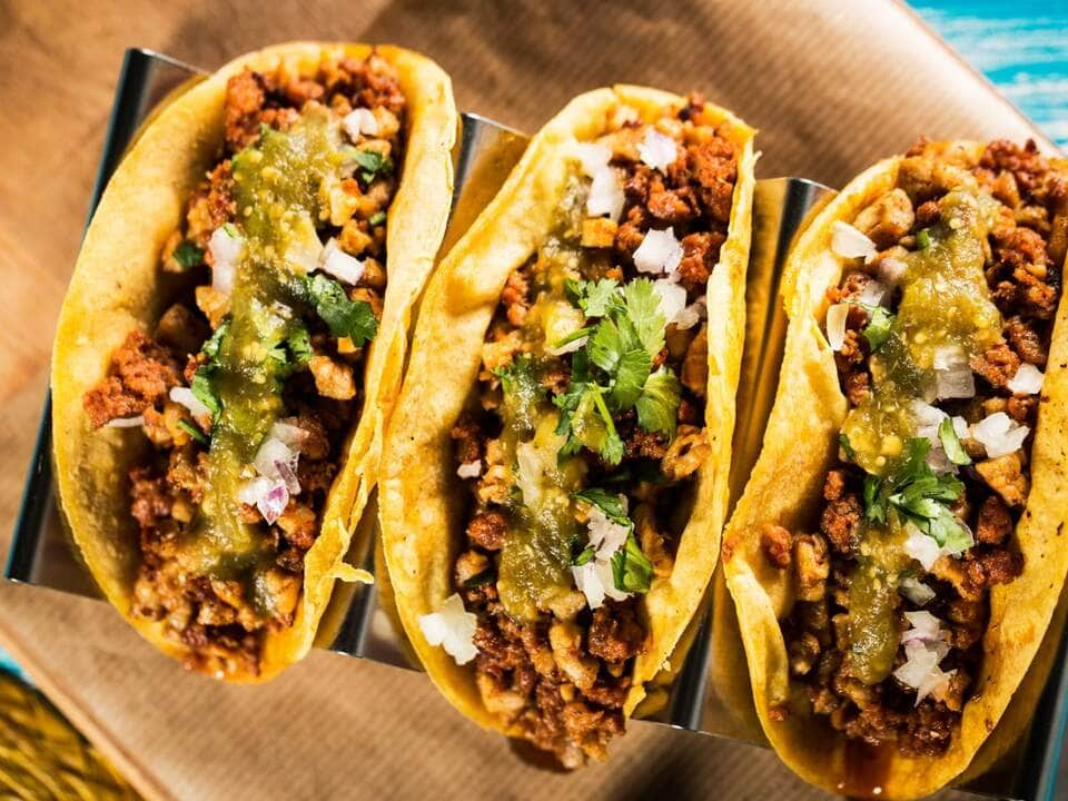 Experimente os deliciosos tacos mexicanos, são uma delícia