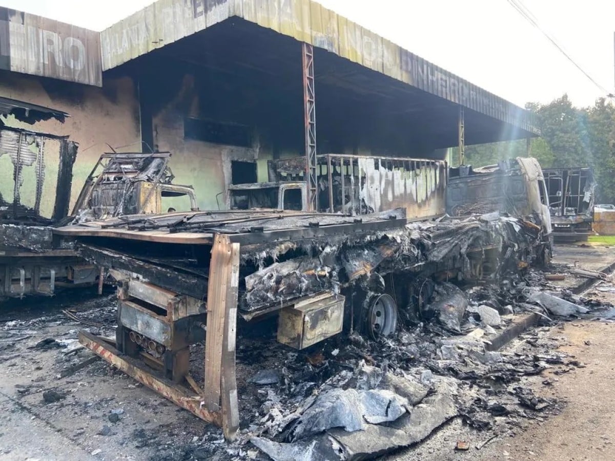 Caminhões são destruídos por incêndio em Sinop