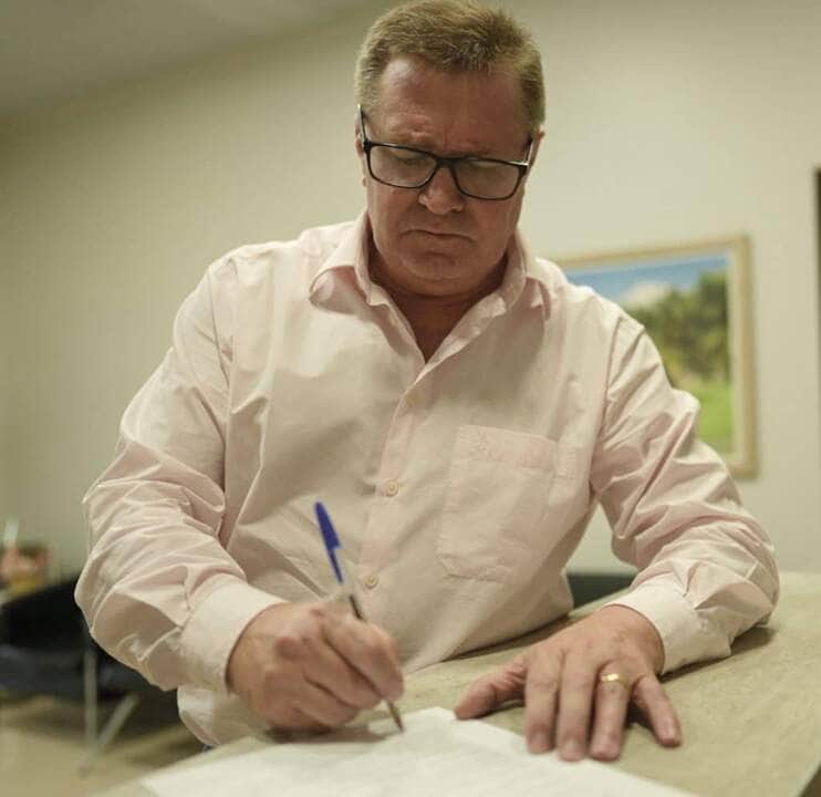 Fundação planeja investir R$ 31 milhões no São Lucas, além de parcerias para cursos de enfermagem e medicina em Lucas do Rio Verde 2 Marino Franz Assinando Termo 1024x994 1