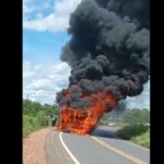 Vídeo mostra ônibus em chamas após acidente envolvendo motocicleta na MT-010
