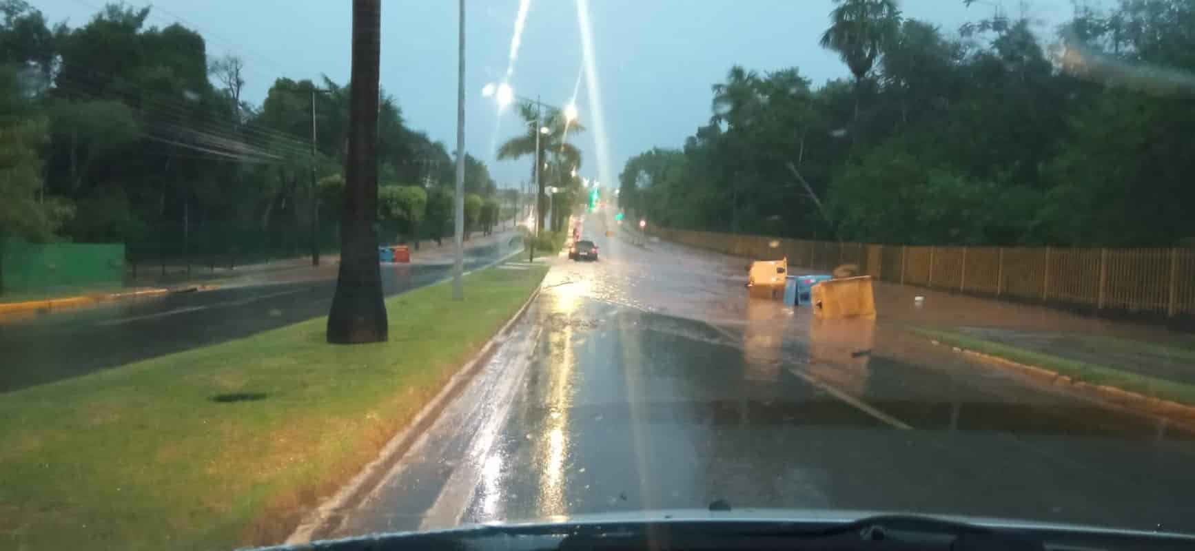 Avenidas ficam alagadas em Lucas do Rio Verde