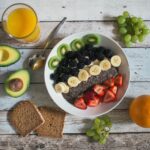 Quais são os benefícios de comer frutas no café da manhã?