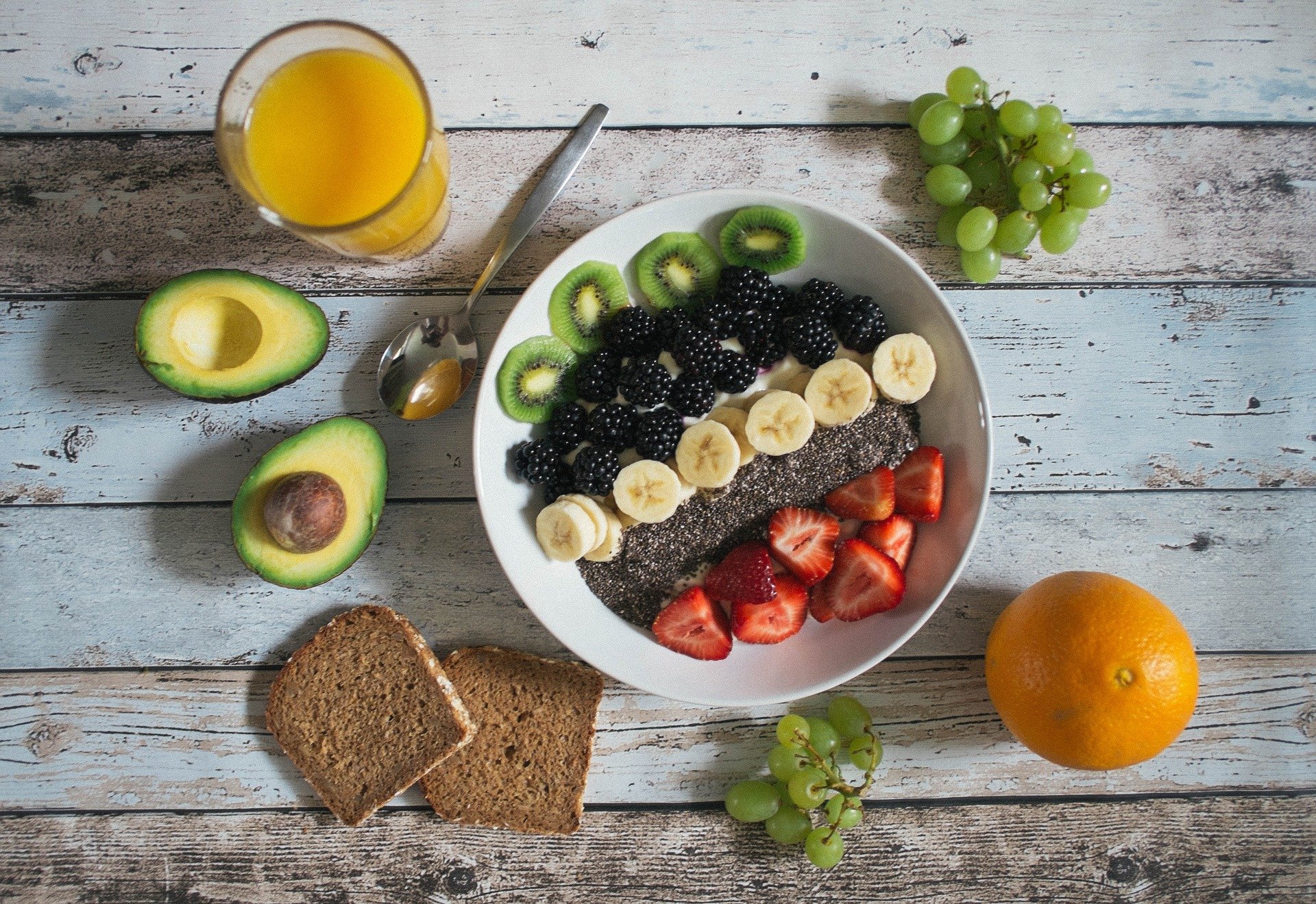 Quais são os benefícios de comer frutas no café da manhã?