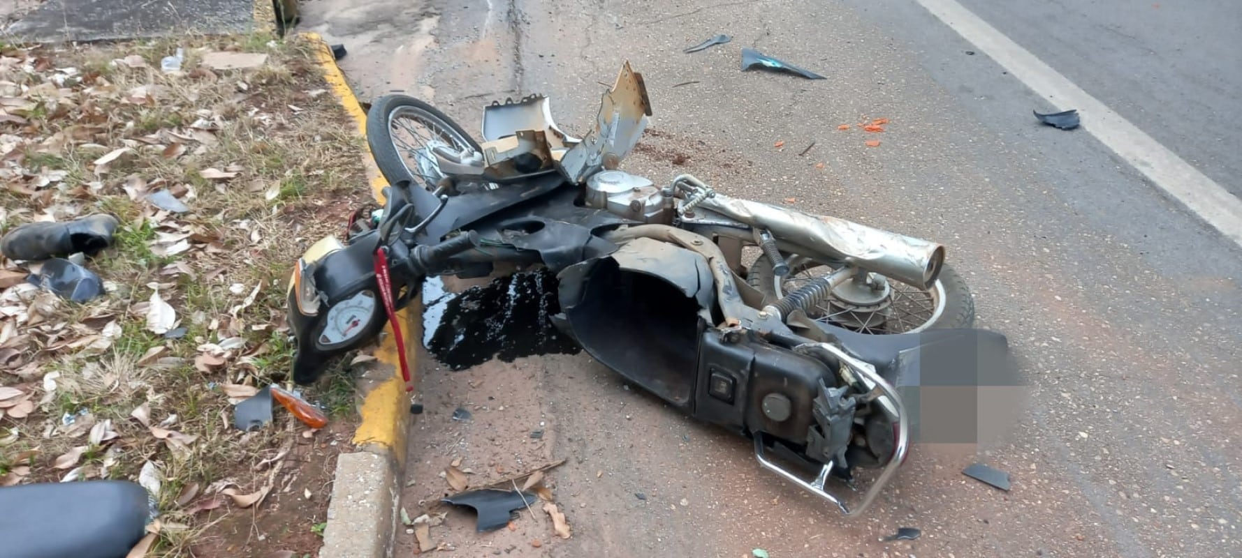 Motoneta fica destruída em acidente de trânsito em Lucas do Rio Verde