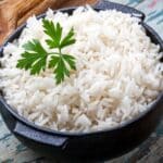 Veja como economizar gás fazendo arroz no microondas