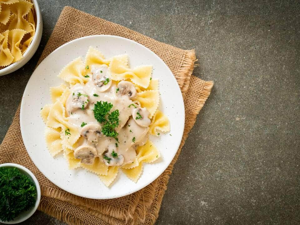 como fazer macarrão com molho branco