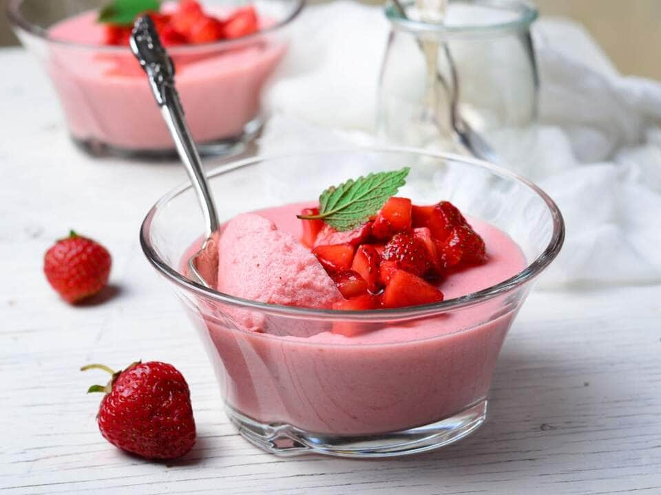 Que tal uma mousse de morango nesse domingo, 26 de fevereiro?