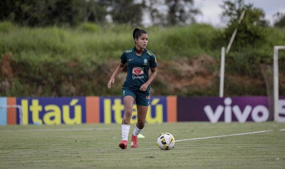 conheca a trajetoria de ravena lateral da selecao feminina sub 20