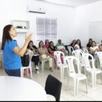 enfermeiros participam de reuniao sobre desempenho de atendimentos