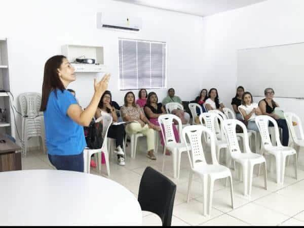 enfermeiros participam de reuniao sobre desempenho de atendimentos