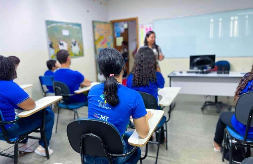 governo de mt sanciona lei que incentiva professores a melhorarem o desempenho