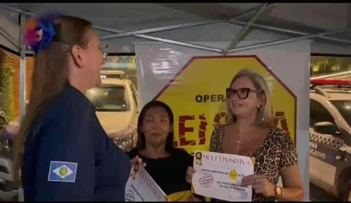 motoristas flagrados respeitando regras de transito recebem multa positiva” na capital