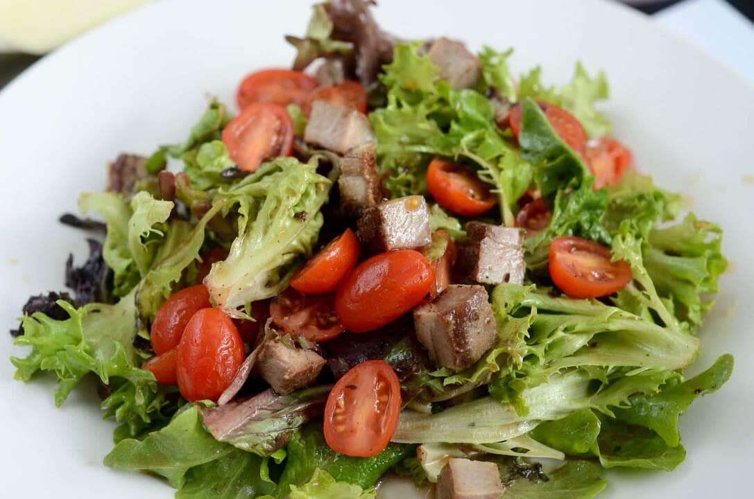 como fazer salada com alface e tomate