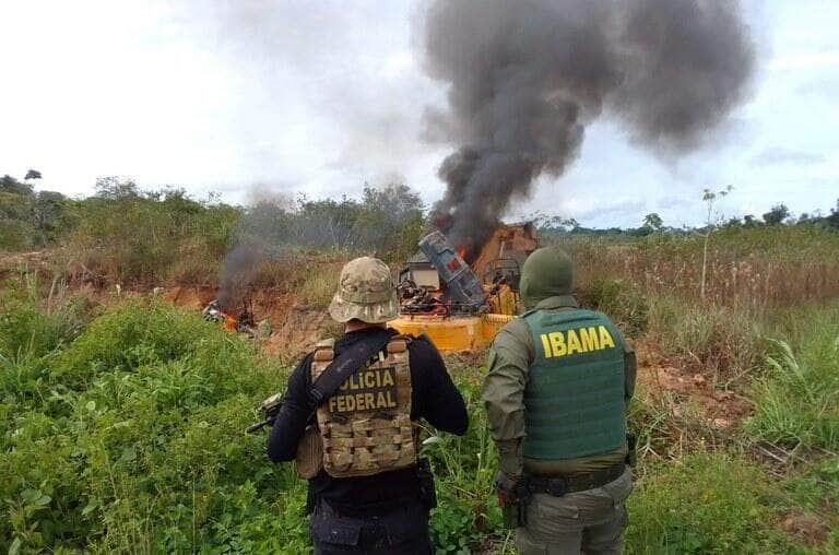 pf e ibama inutilizam maquinas de garimpo em terra da uniao