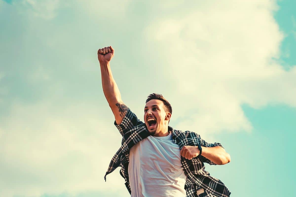 Canva | Homem pulando, horóscopo do dia