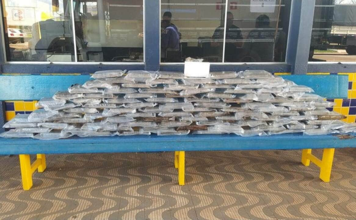 PRF apreende 110 kg de cocaína em compartimento secreto de caminhão