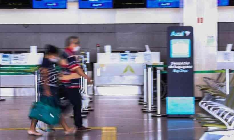 Cai a obrigatoriedade de máscara em avião e aeroportos do país