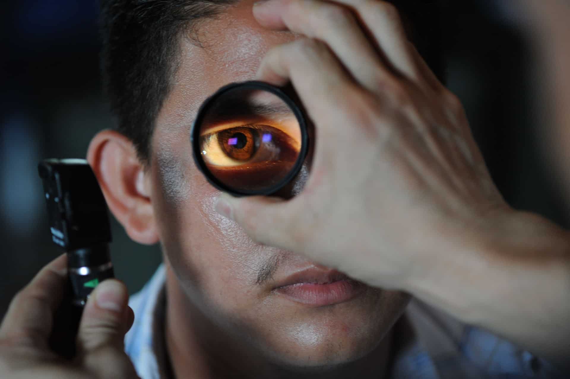 Colírio contaminado com superbactéria faz com que pessoas precisem ter olhos removidos