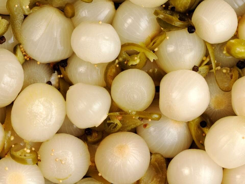 Confira como fazer cebola em conserva para suas saladas