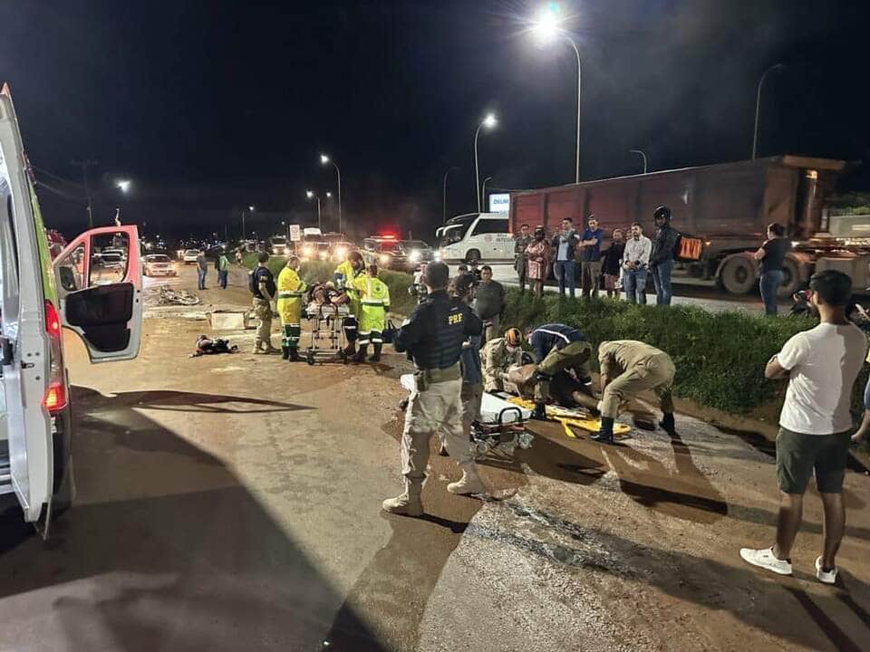 Motos pegam fogo após colisão e três ficam gravemente feridos 2 Motos pegam fogo após colisão e três ficam gravemente feridos