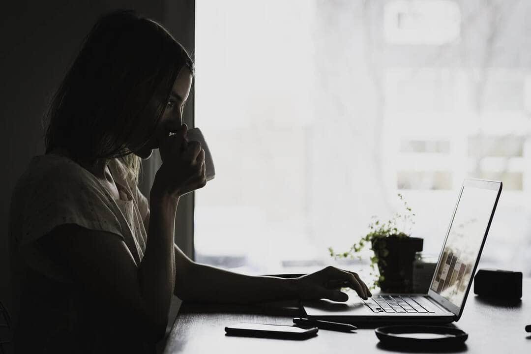 Os 3 signos mais trabalhadores nesta quinta-feira, 02 2 Trabalhando no notebook