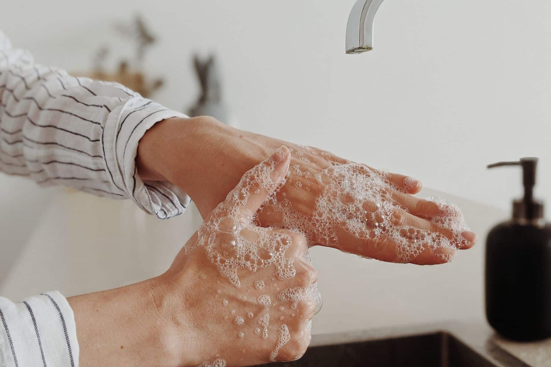 Qual a melhor forma de lavar as mãos?