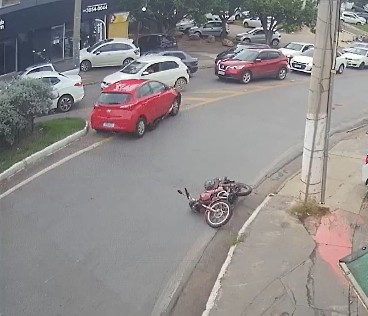 Vídeo mostra motociclista sendo arrastado debaixo de carro em Cuiabá.