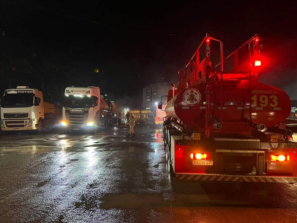 Bombeiros contem fogo em caminhão carregado com combustível