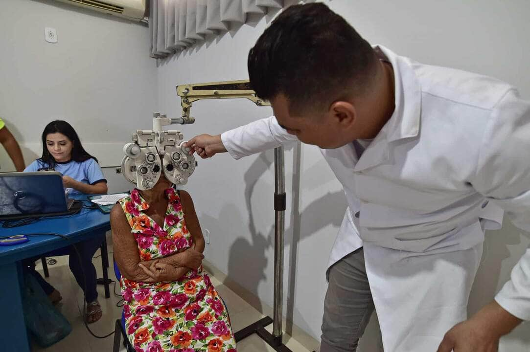 Mutirão da cidadania e a equipe do Ônibus Lilás da Setasc, que palestrou sobre o combate e a prevenção à violência doméstica.  - Foto por: Josi Dias