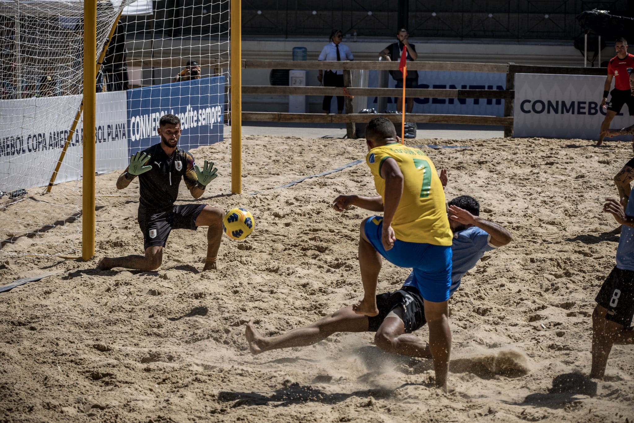 brasil bate uruguai na estreia da copa america de beach soccer