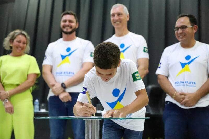 cerimonia com professores e alunos marca inicio do bolsa atleta em lucas do rio verde