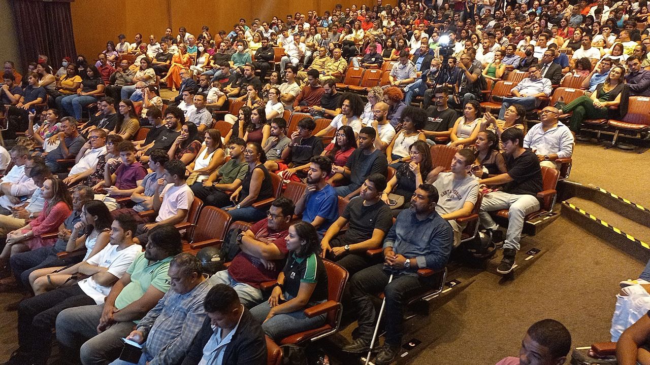 Os 270 alunos do curso programador de sistemas compareceram no Teatro da UFMT para a aula inaugural  - Foto por: Adriano Jardel/Seciteci