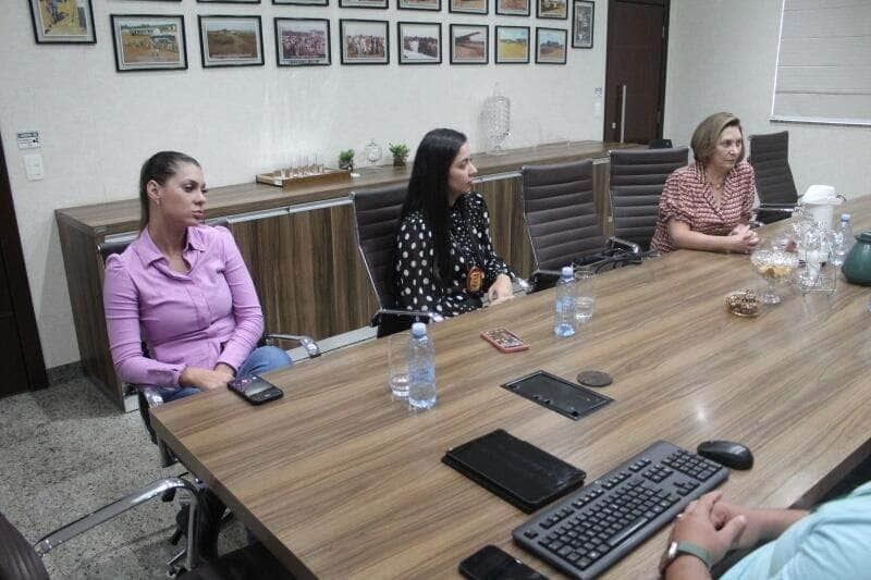 gestao municipal recebe policiais de sorriso para apresentacao do botao do panico