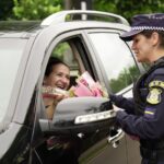 guarda civil municipal entrega rosas no transito em comemoracao ao dia das mulheres