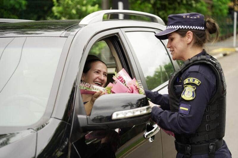 guarda civil municipal entrega rosas no transito em comemoracao ao dia das mulheres