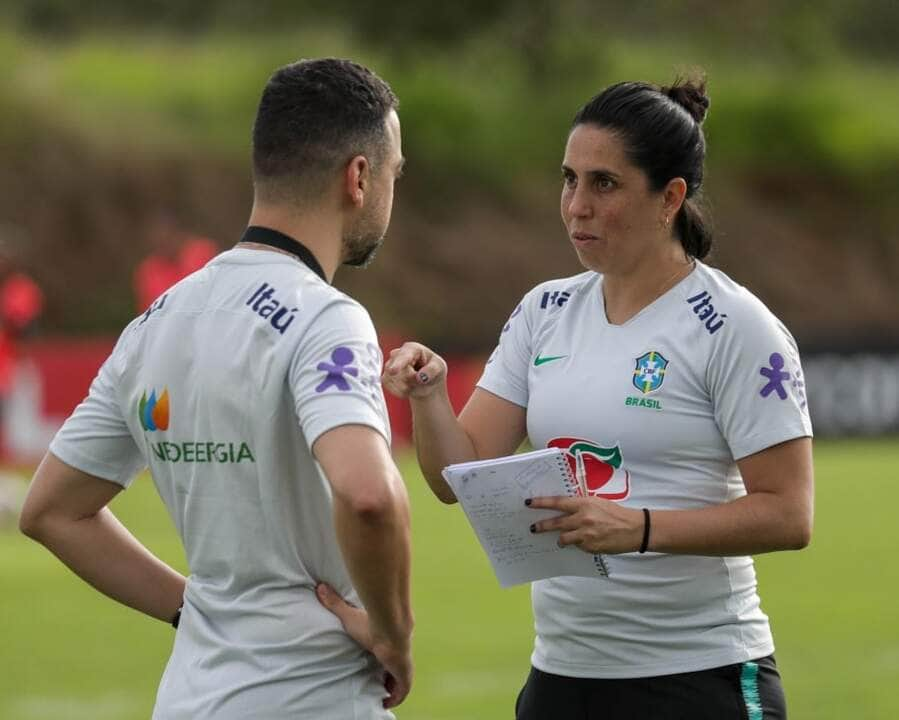 jonas urias e bia vaz analisam periodo de treinos da selecao feminina sub 20