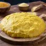 A polenta era um prato muito popular nos lares mais humildes da Itália por ser uma receita muito económica e bastante comum. A sua preparação é super simples e vem fenomenal como acompanhante de outros pratos.