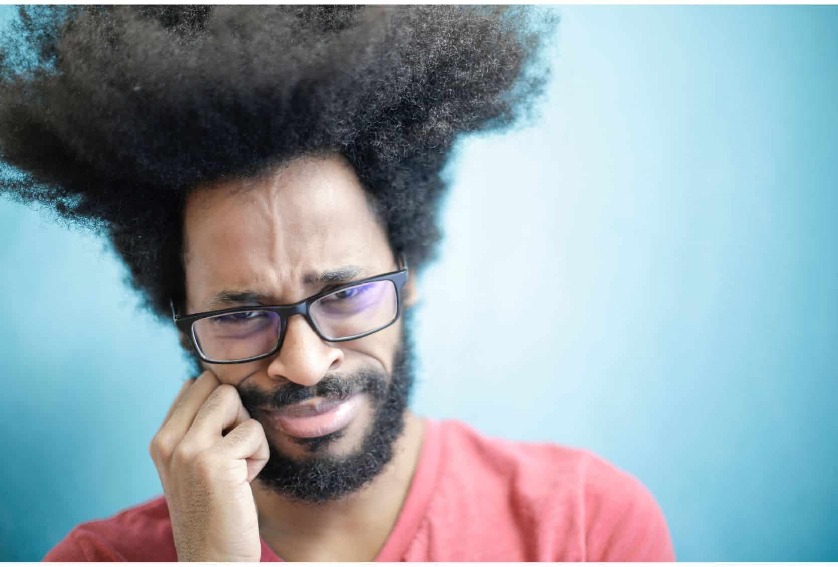 Os signos mais ciumentos desta terça-feira (21) 4 homem triste, pensativo, com ciúmes